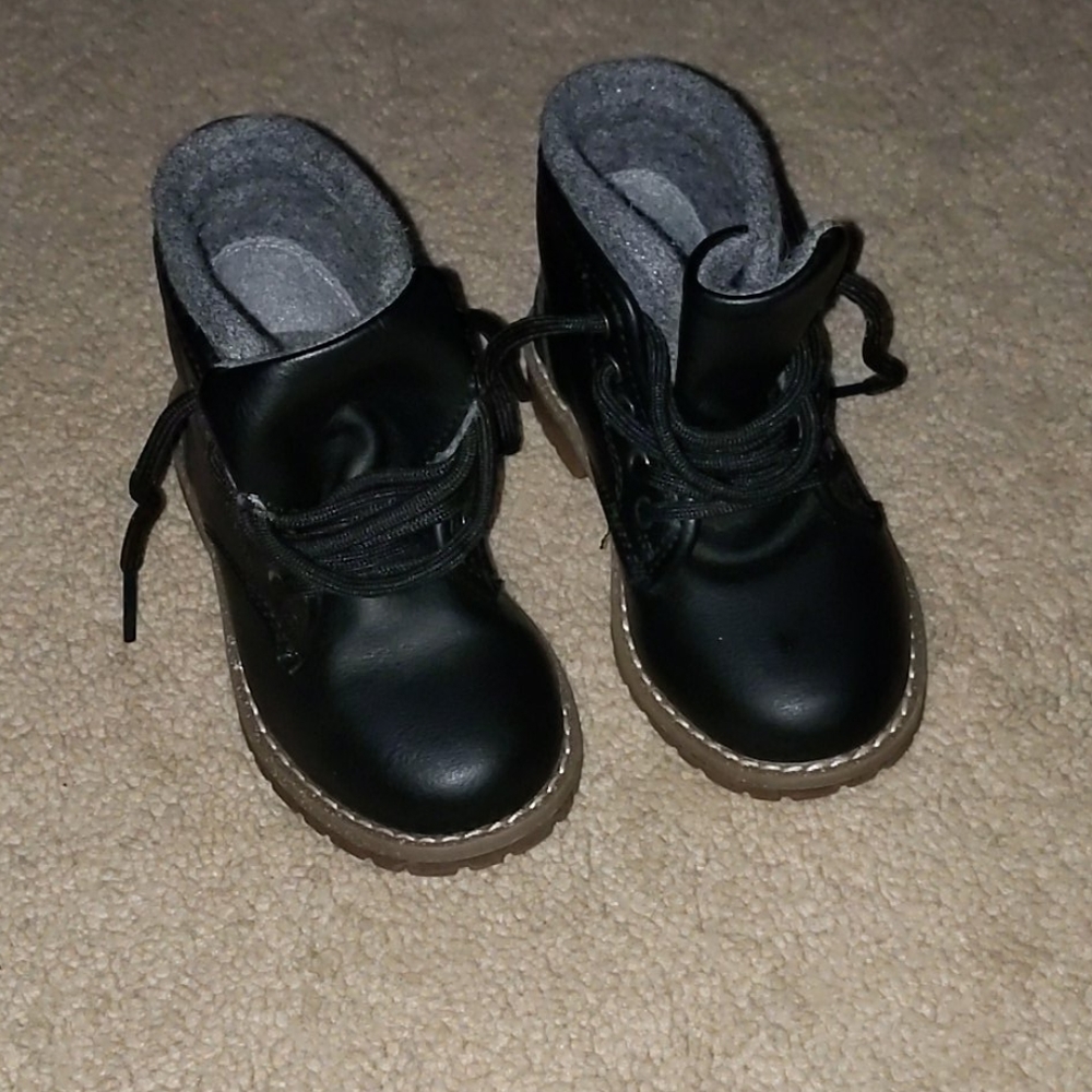 The Children's Place casual bootie 🥾 - Picture 1 of 6